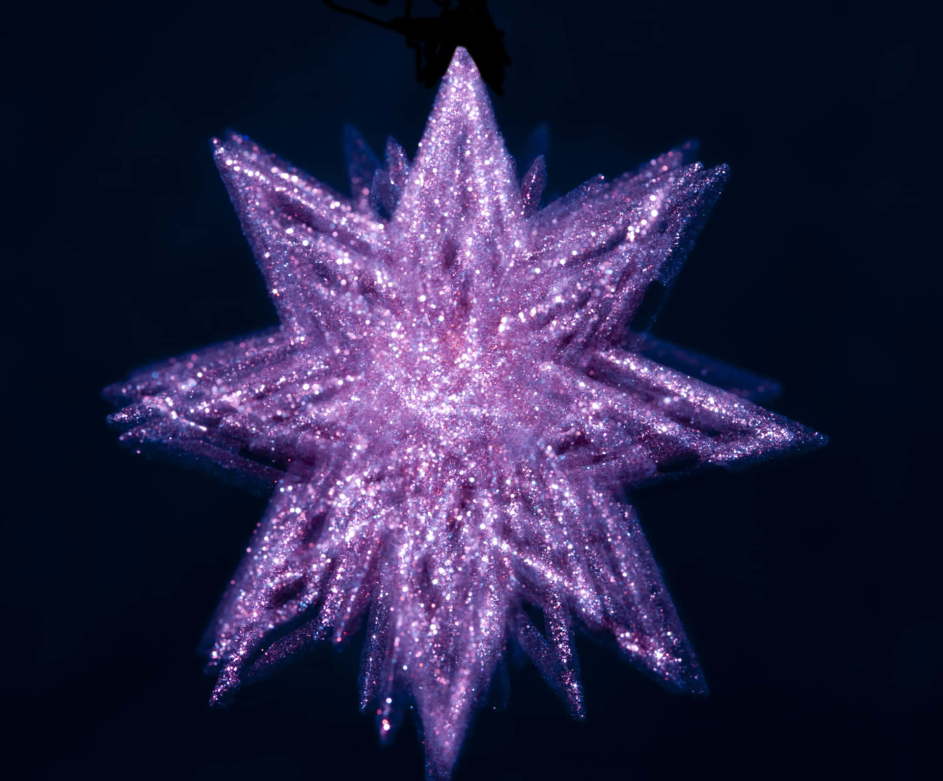 Et gnistrende lilla stjerneskud skinner mod en stjerneklar nattehimmel. Wallpaper