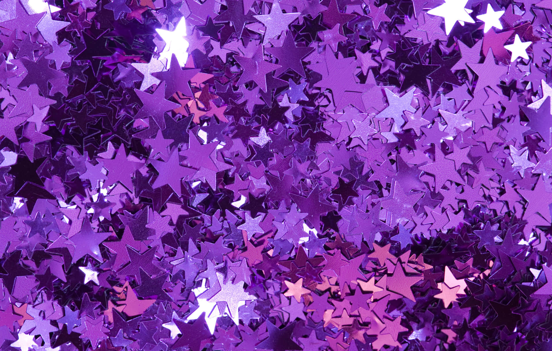 En forbløffende lilla stjerne blinker i nattehimlen Wallpaper
