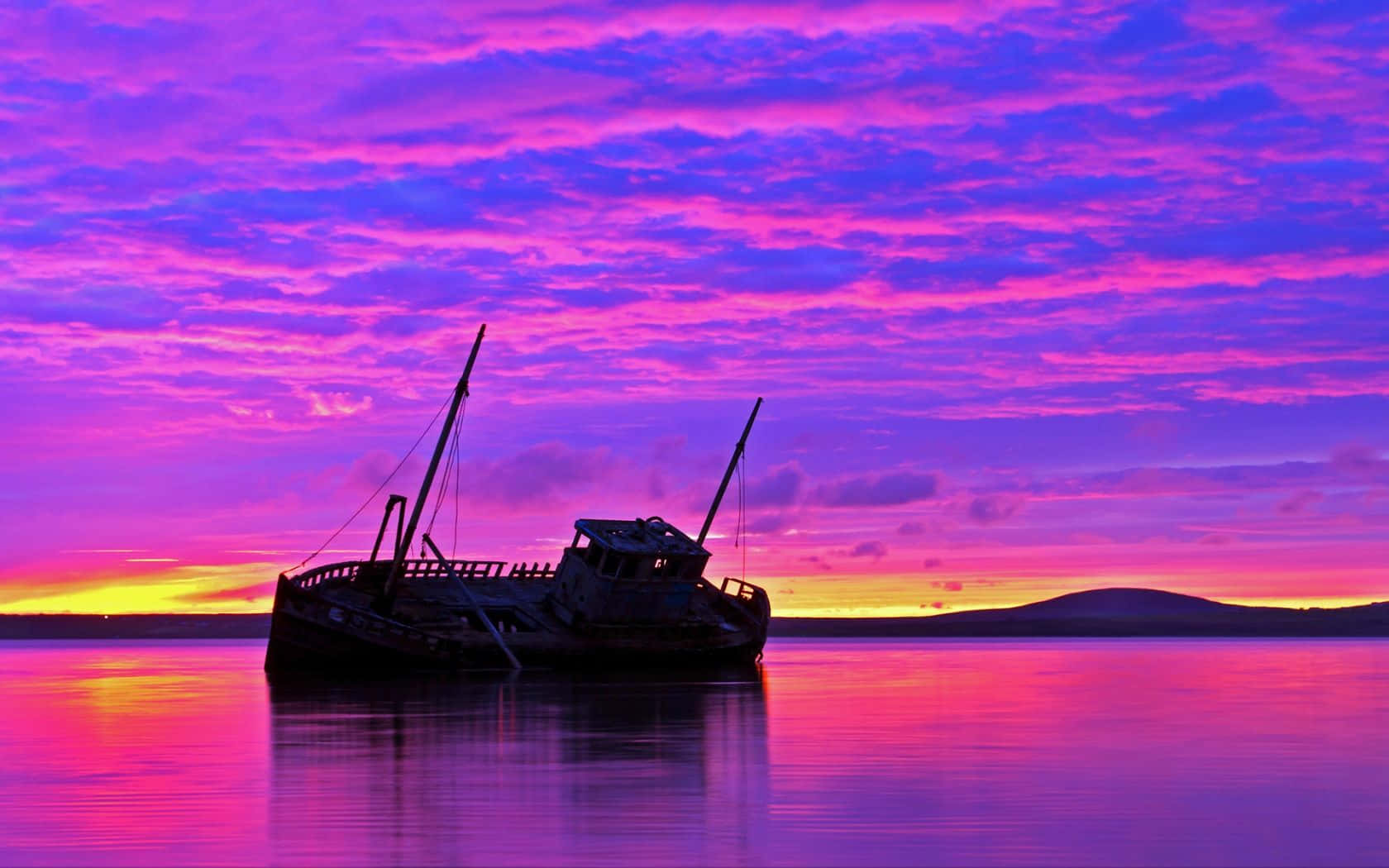 Increíbleatardecer Morado Sobre El Océano Fondo de pantalla