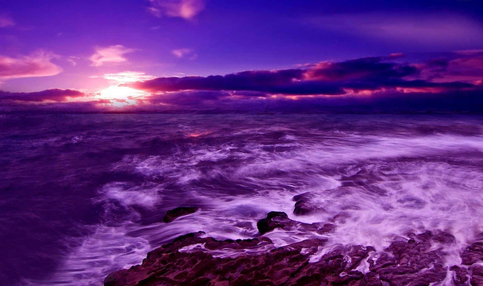 Atardecerpúrpura Majestuoso Sobre Aguas Serenas. Fondo de pantalla