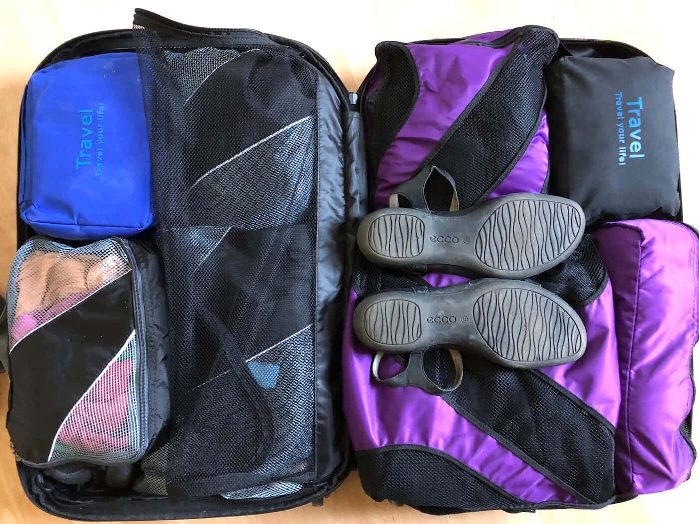 Voyagez Avec Style Avec Un Sac De Voyage Violet Fond d'écran