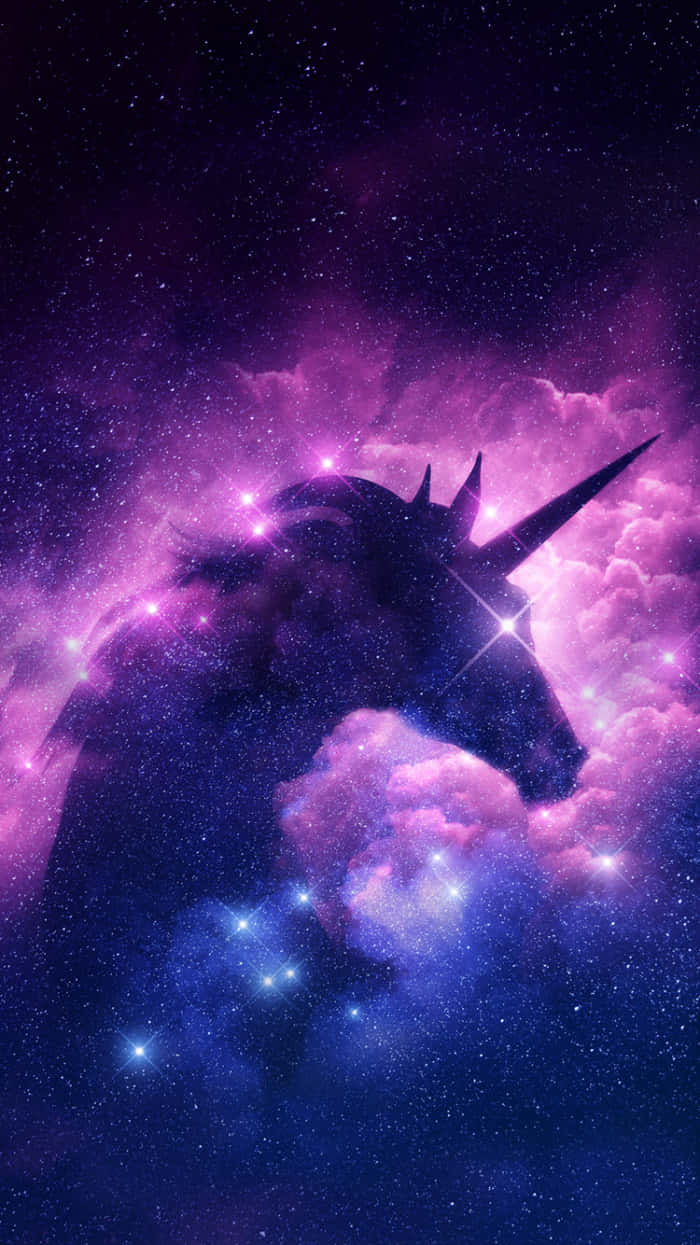 En majestætisk lilla unicorn galoperende over skærmen. Wallpaper