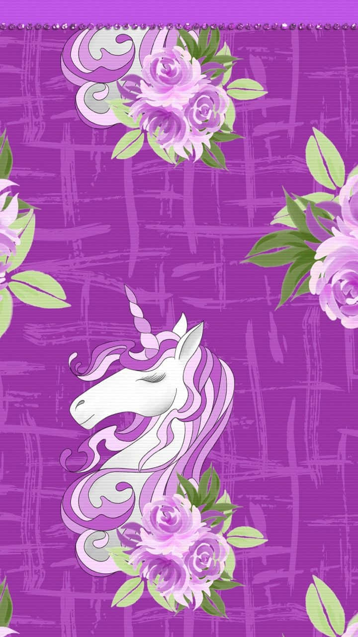 En magisk lilla enhjørning står i en mark af lilla og pink blomster Wallpaper