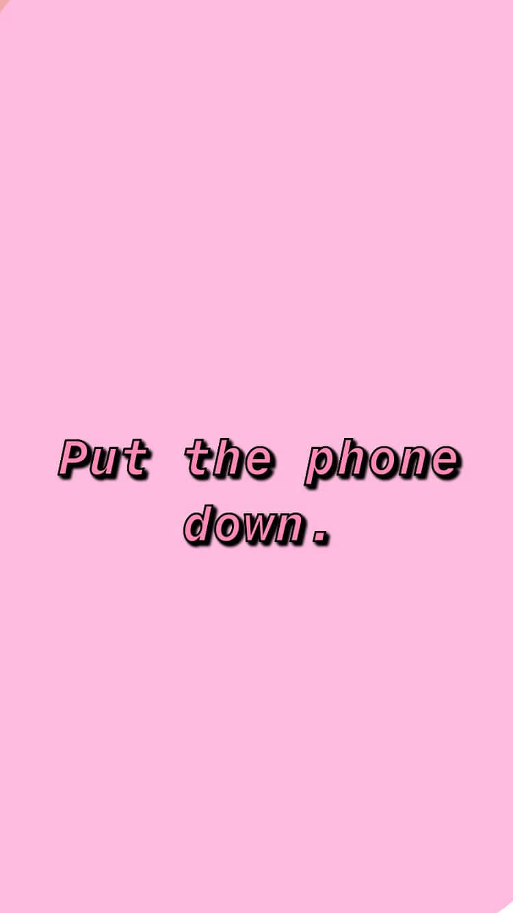 En pink baggrund med ordene put telefonen ned i slik skrift. Wallpaper