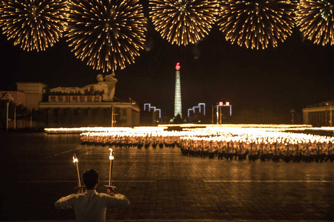 Paratadi Pyongyang Con Fuochi D'artificio Sfondo