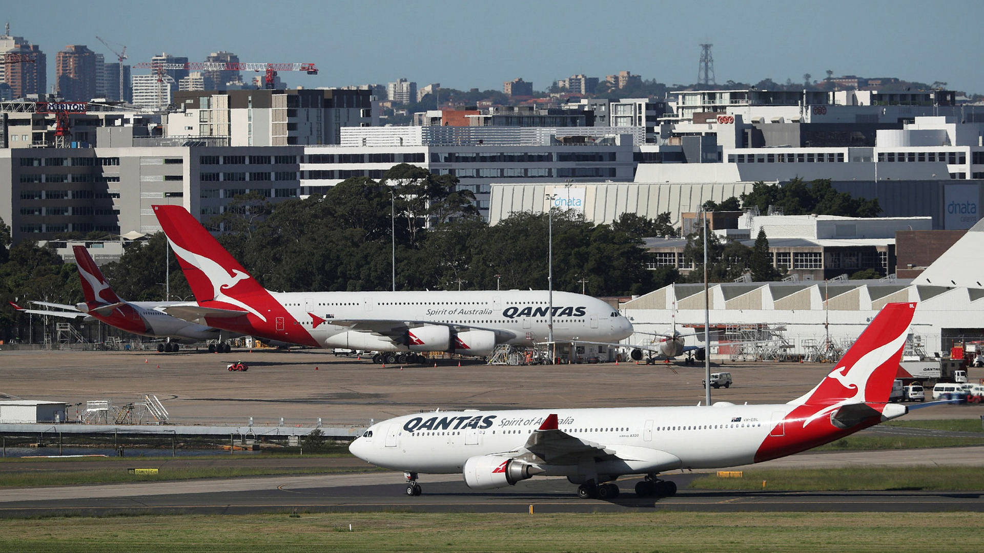 Airbusdi Qantas All'aeroporto Trafficato. Sfondo