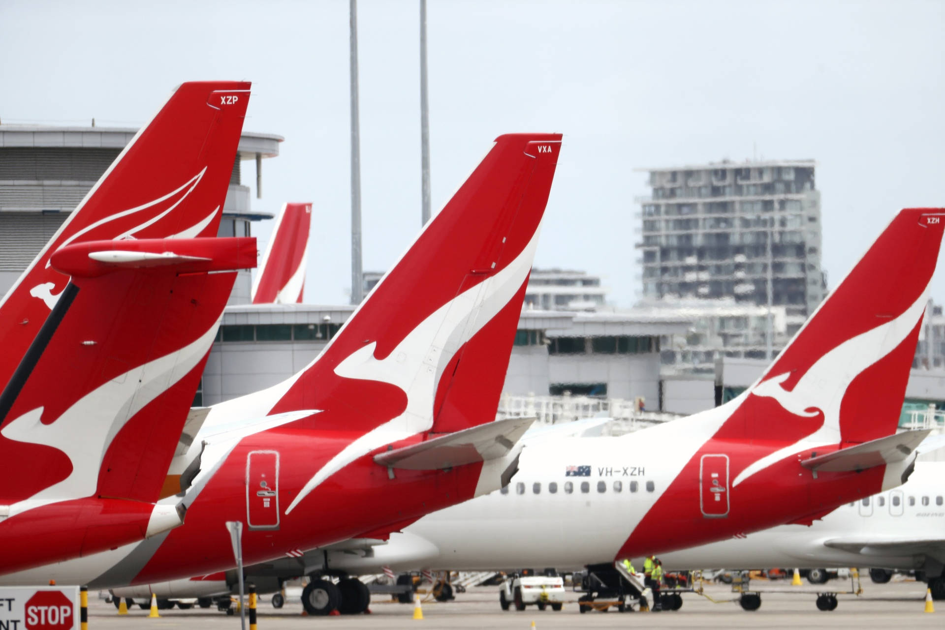 Qantas Airbuses rød halefløj svævede over himlen Wallpaper