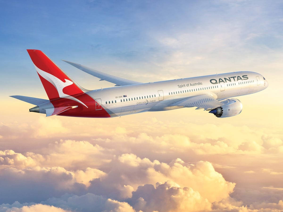 Aeronavede Qantas Volando Sobre Las Nubes. Fondo de pantalla