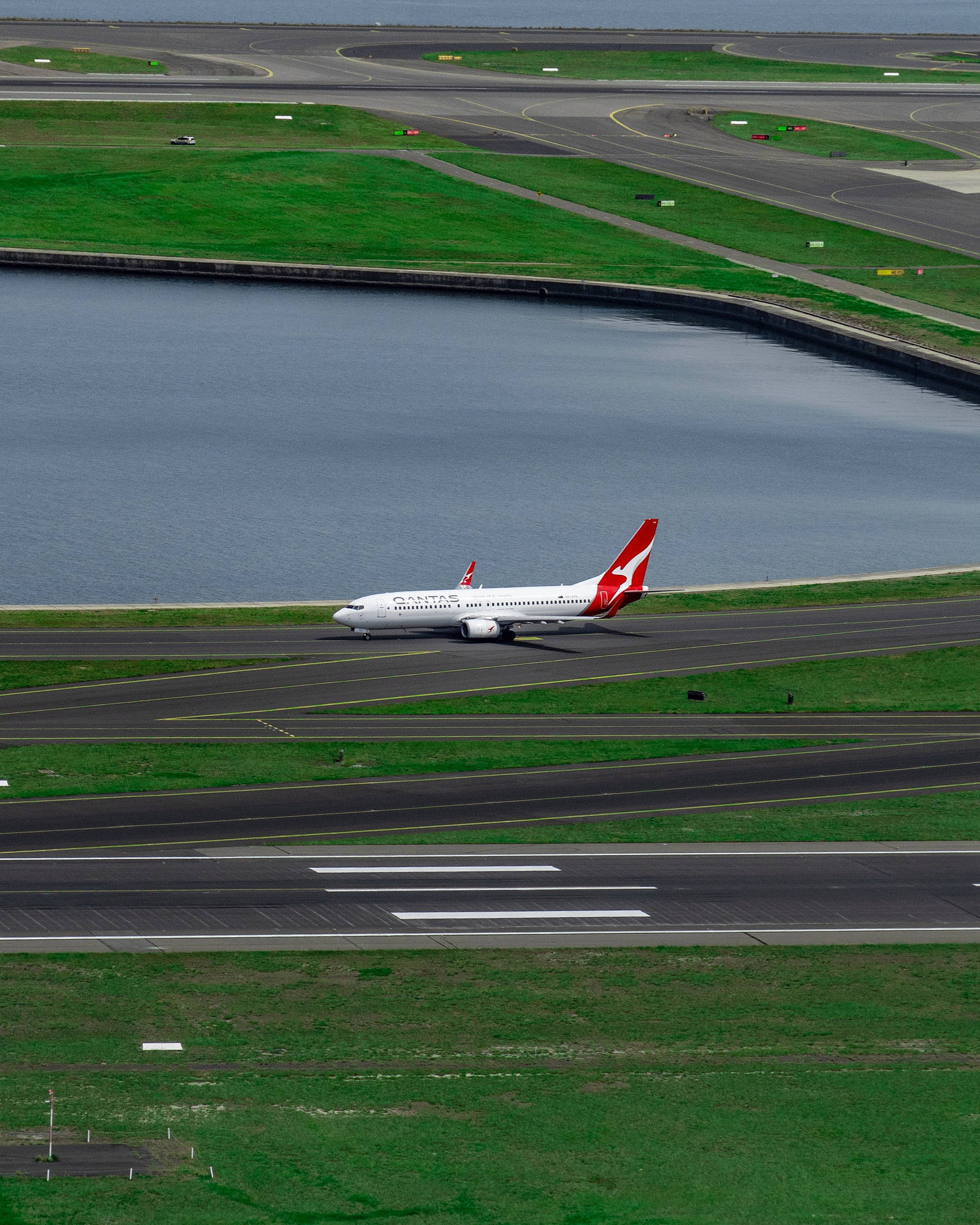 Aeronavede Qantas En La Pista. Fondo de pantalla