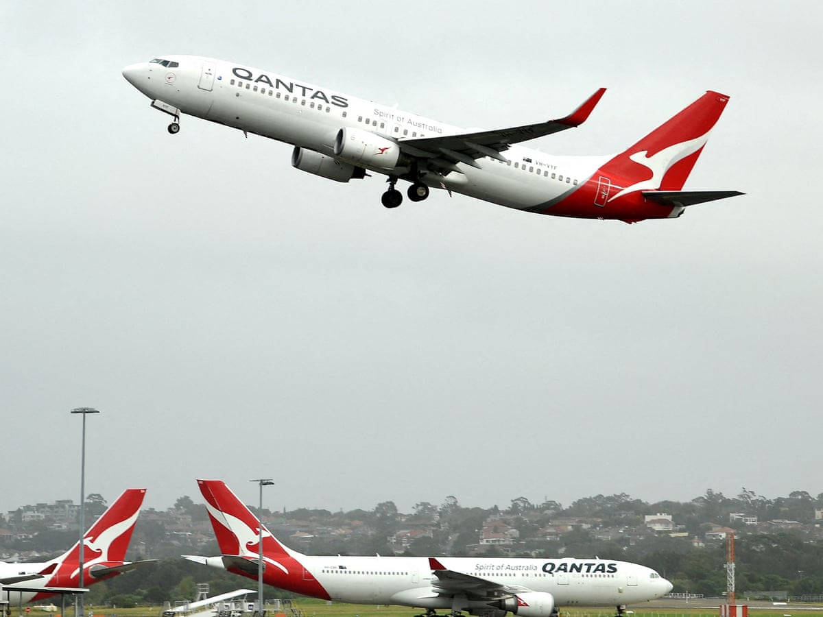 Aereiboeing 737 Della Qantas All'aeroporto Sfondo
