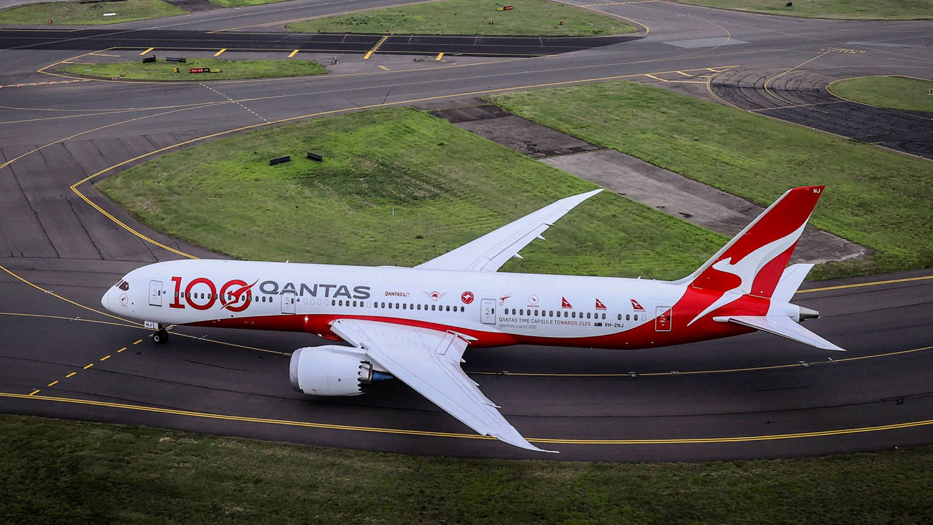 Pasajerode Qantas Airbus En La Pista De Aterrizaje Fondo de pantalla