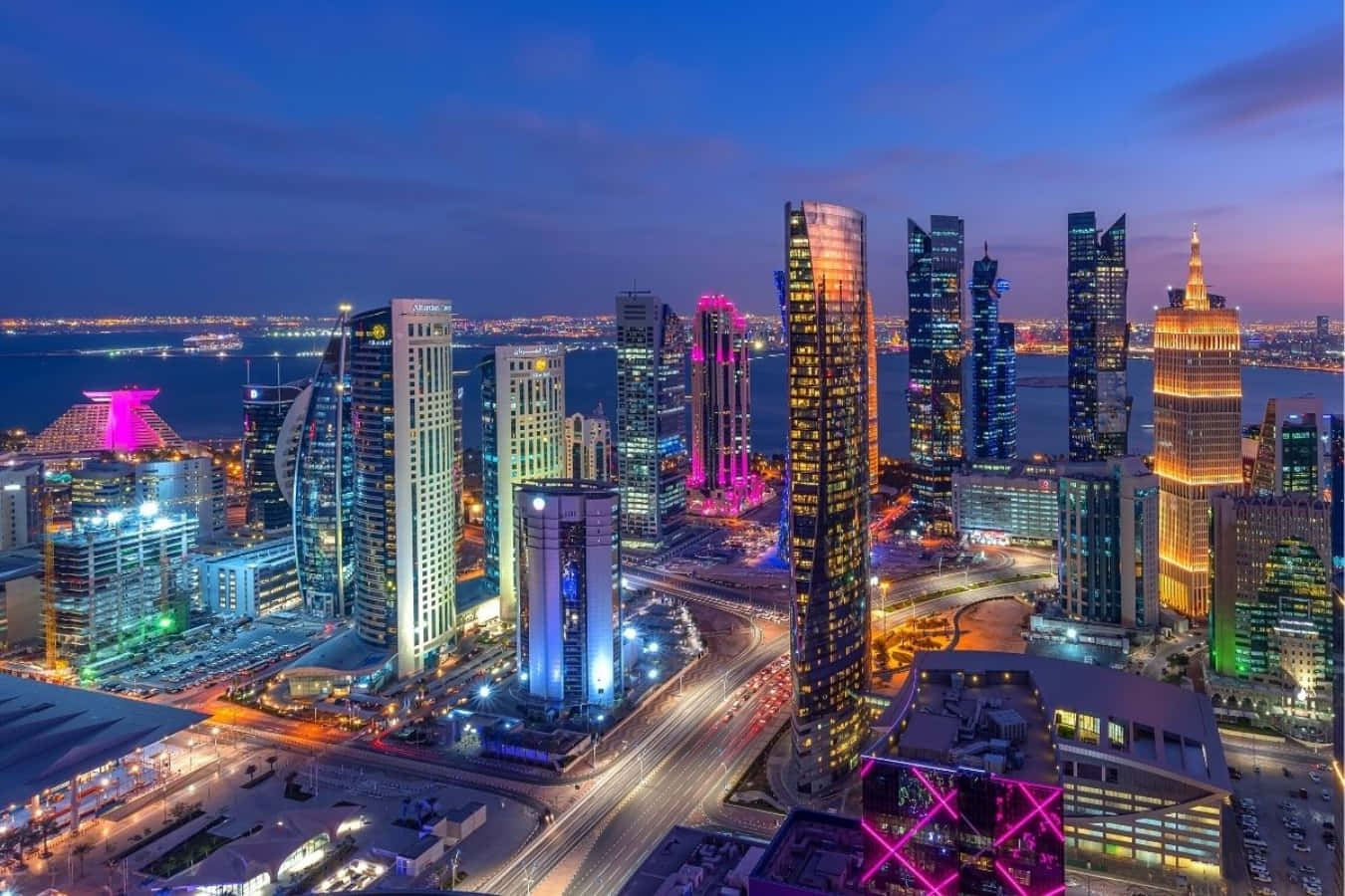 Laarquitectura De Qatar Brilla Por La Noche.