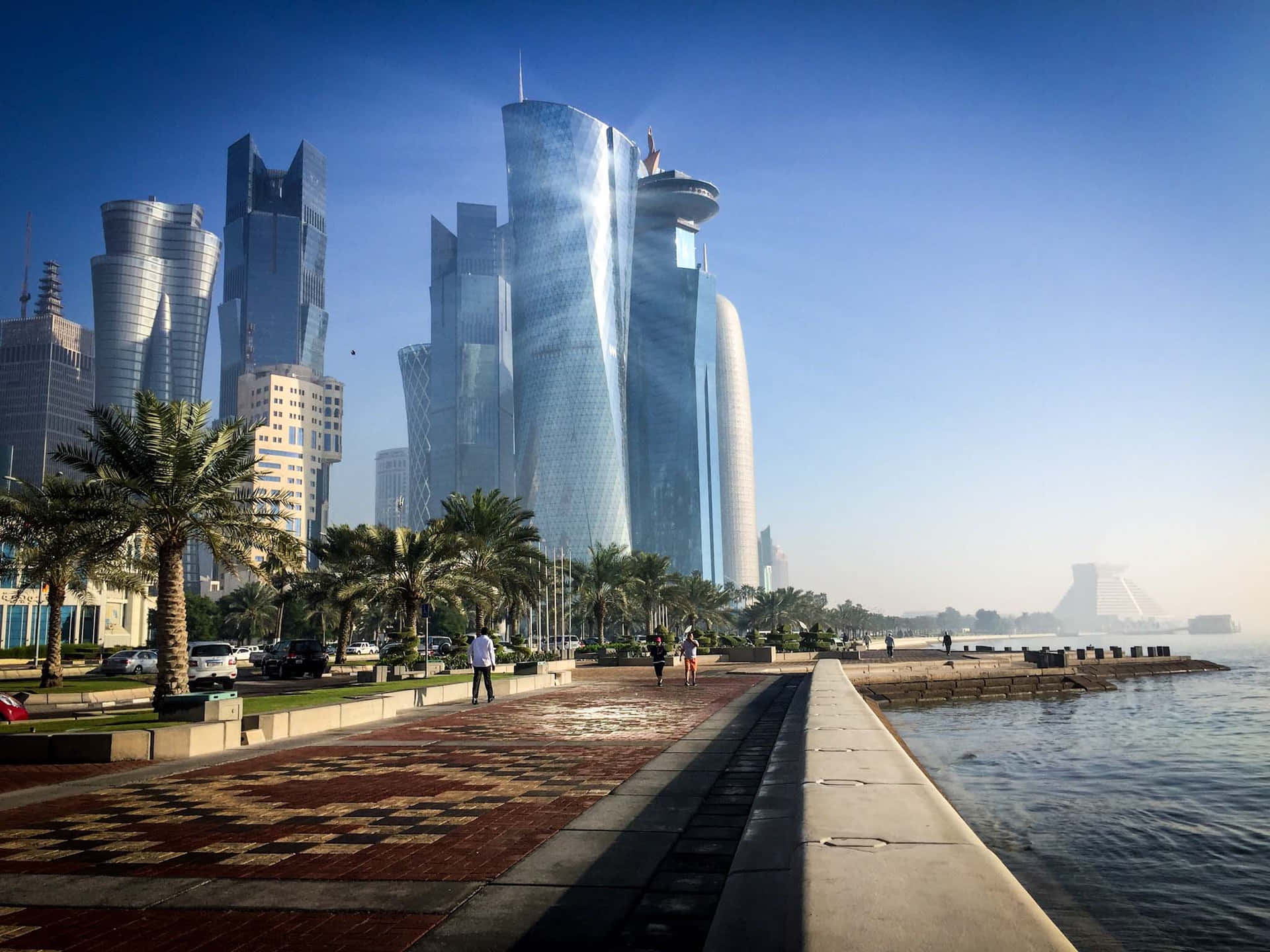 Elimponente Skyline De Qatar Contra Una Puesta De Sol Impresionante