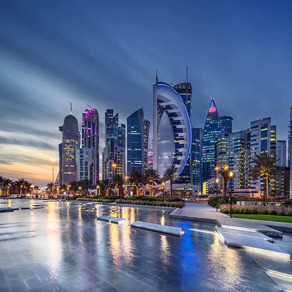 Bild'utsikt Över Qatar Skyline Med Palmer I Traditionell Arabisk Design'