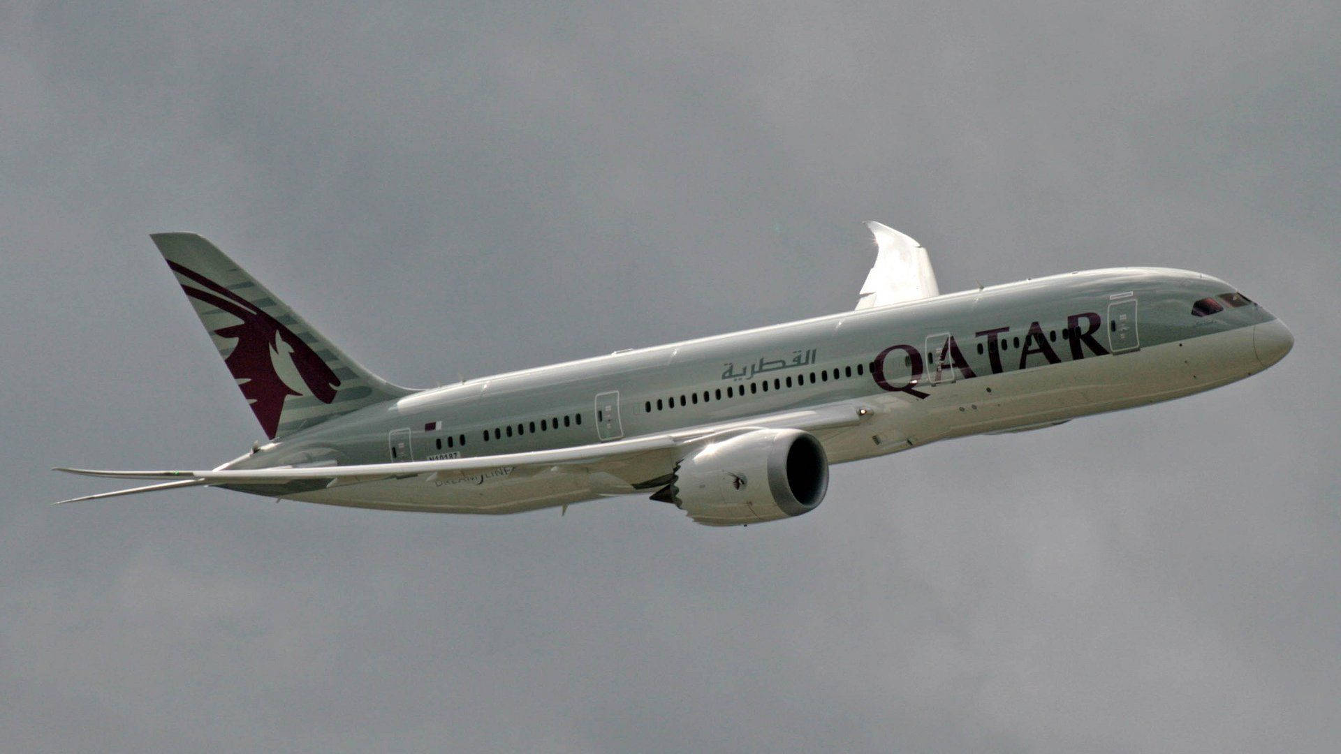 Qatarairways Trotzt Den Dunklen Wolken. Wallpaper