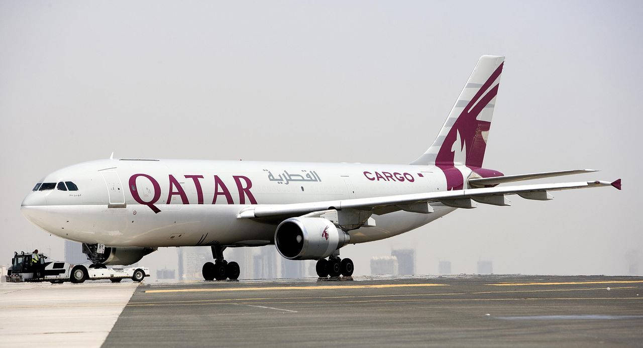 Aviãode Carga Qatar Airways Pronto Para Decolar. Papel de Parede