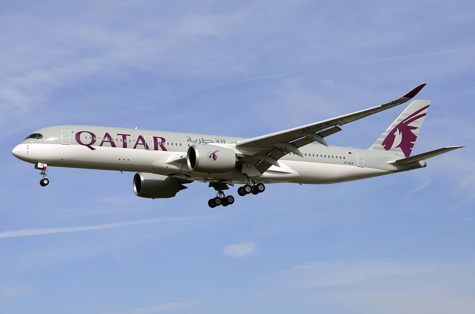 Qatarairways Conquistando Un Cielo Senza Nuvole Sfondo