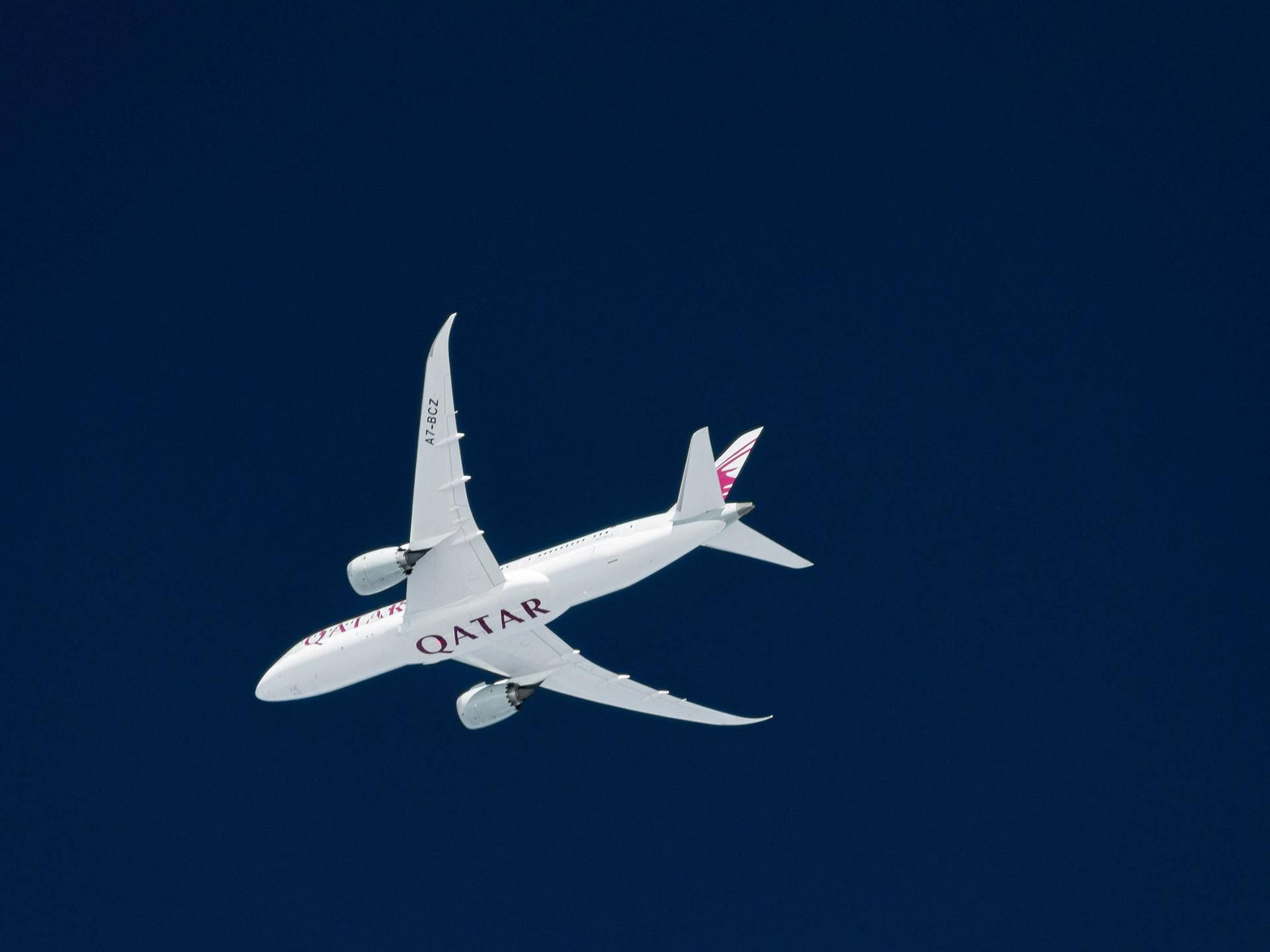 Qatar Airways ligner et sølv-vingede dragerfly, der flyver gennem et blåt univers. Wallpaper