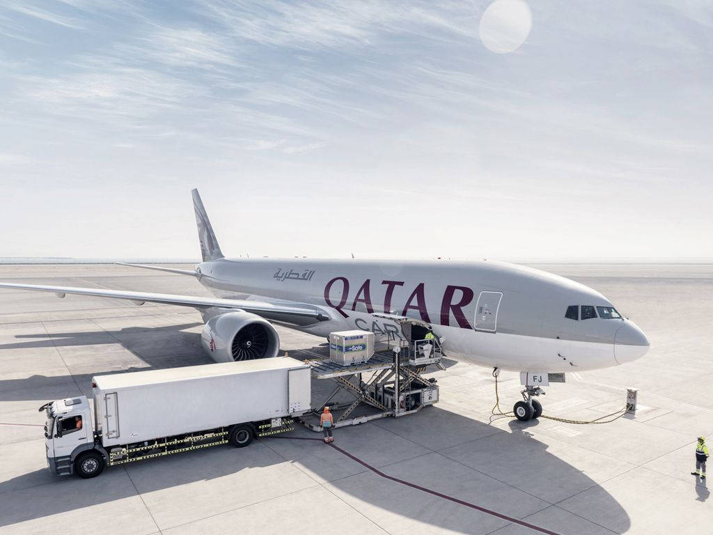 Aviónde Qatar Airways En El Aeropuerto. Fondo de pantalla