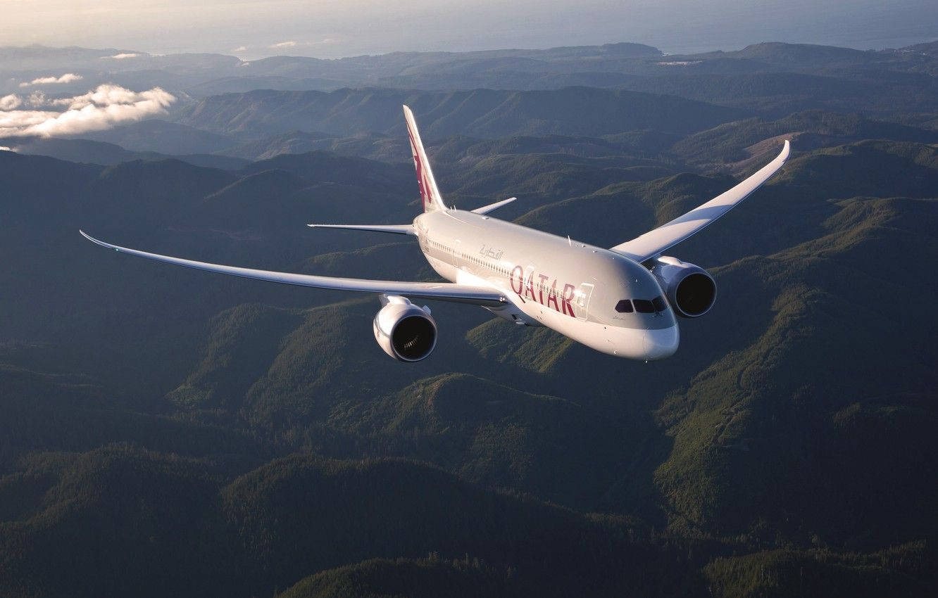 Qatar Airways op i luften med en smuk udsigt Wallpaper