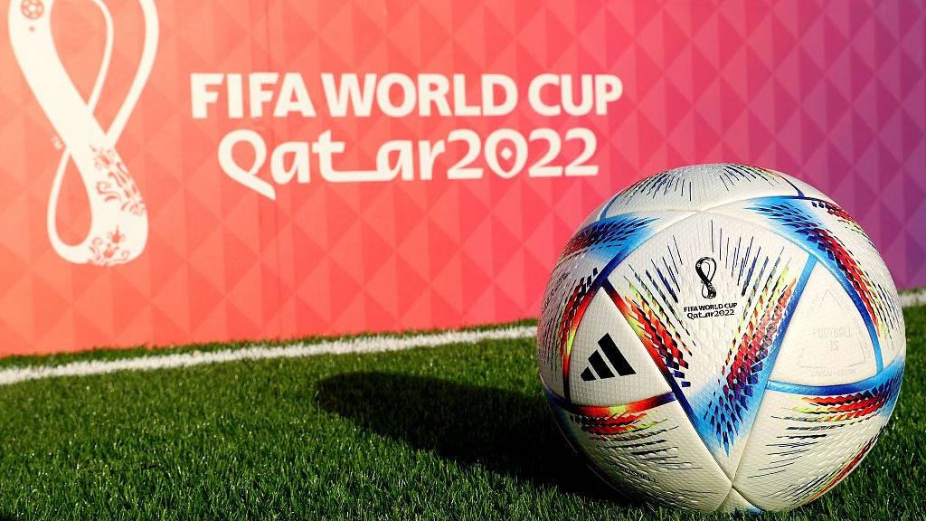 Equipenacional De Futebol Do Qatar Com A Bola Da Fifa Como Papel De Parede Para Computador Ou Celular. Papel de Parede