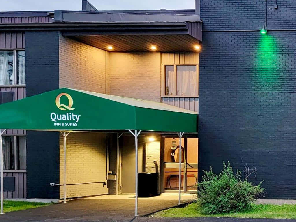 Quality Inn Suites Entranceat Dusk Wallpaper