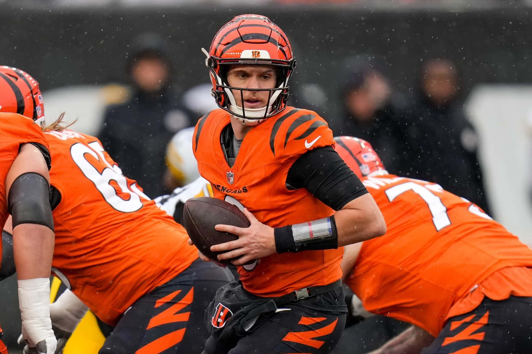 Quarterback Se Préparant À Passer Pendant Le Match Fond d'écran