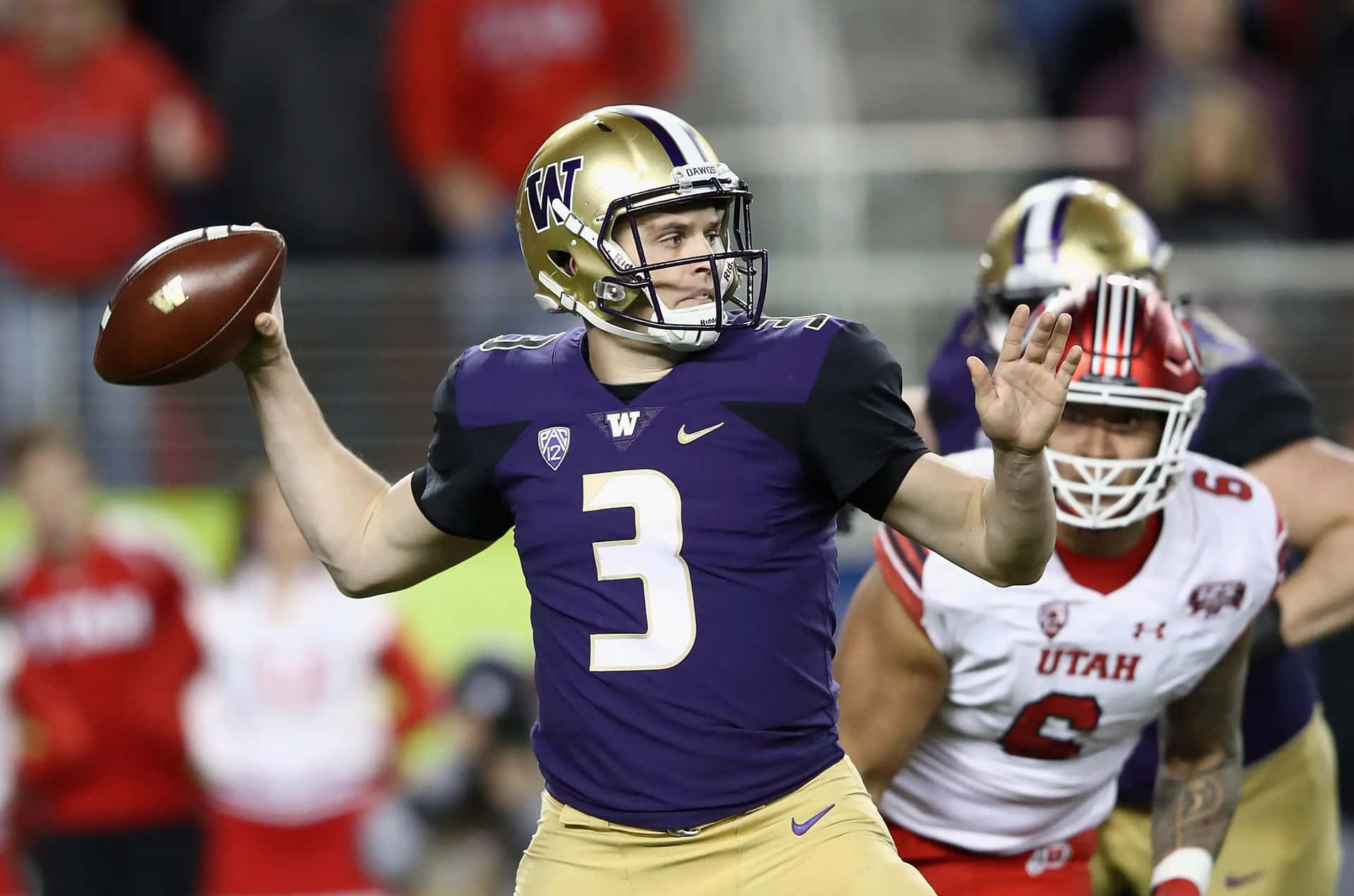 Quarterback Lancant Au Cours D'un Match Fond d'écran