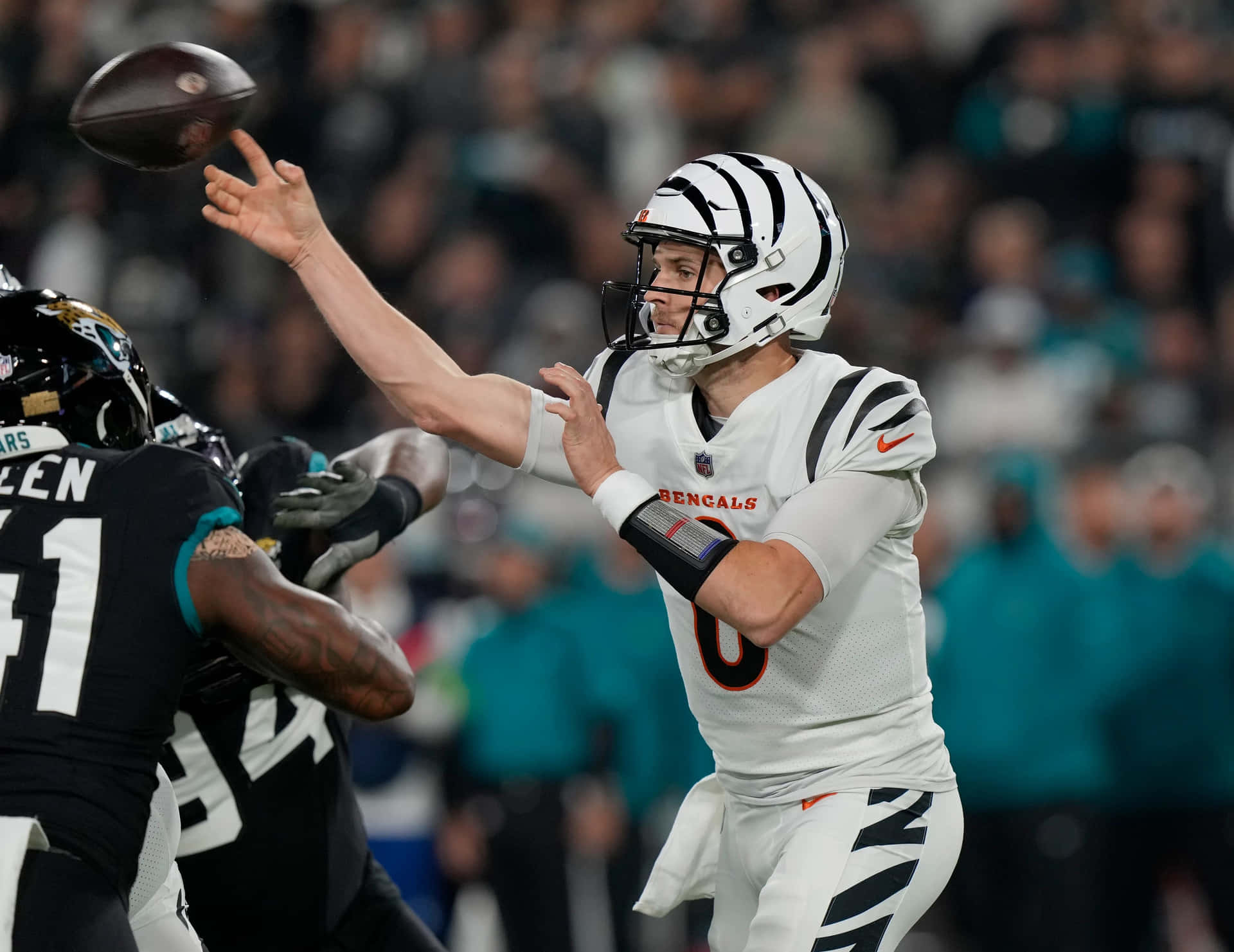 Quarterback Lançant Un Ballon De Football En Action Fond d'écran