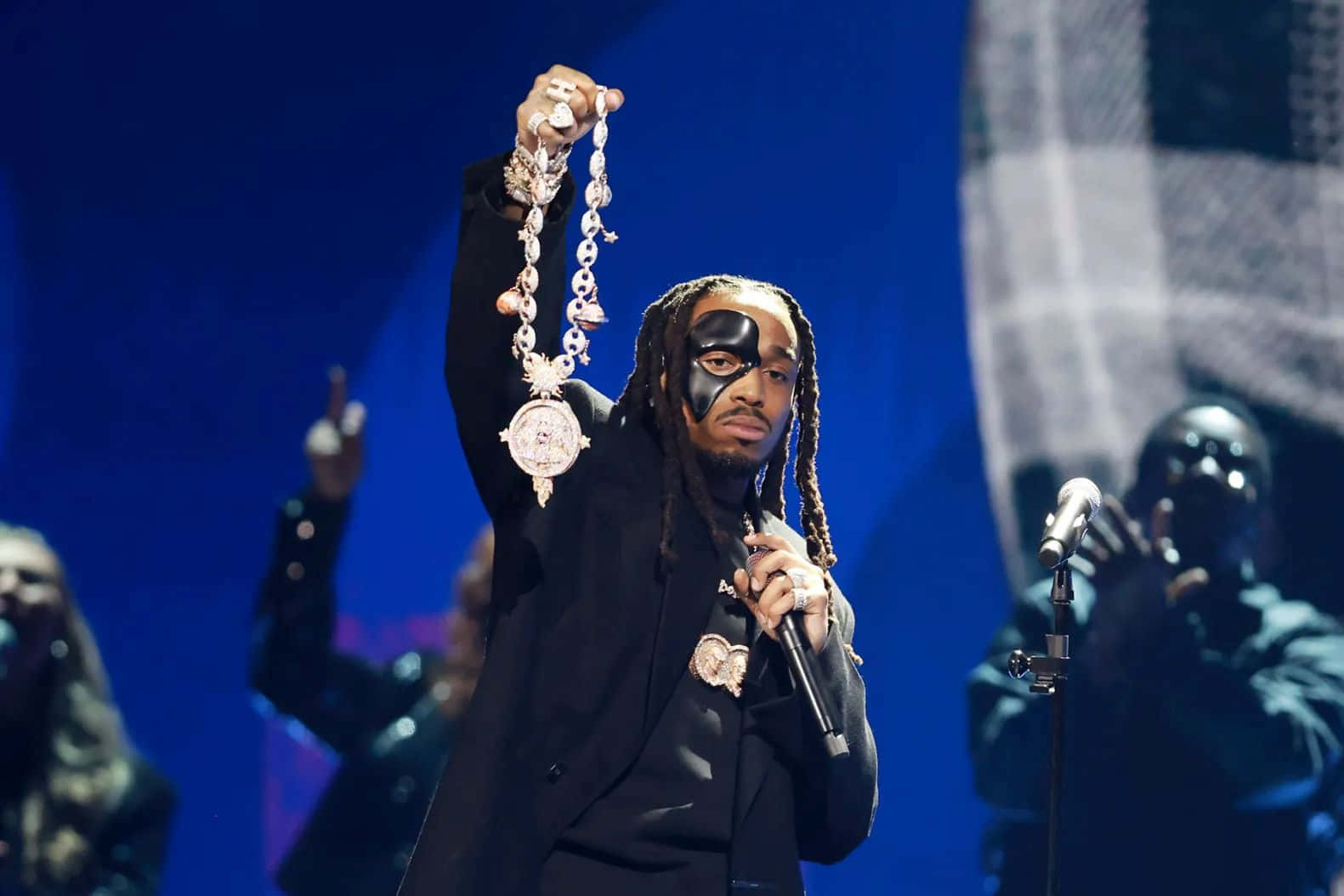 Quavo Optredend Op Het Podium Met Masker Achtergrond