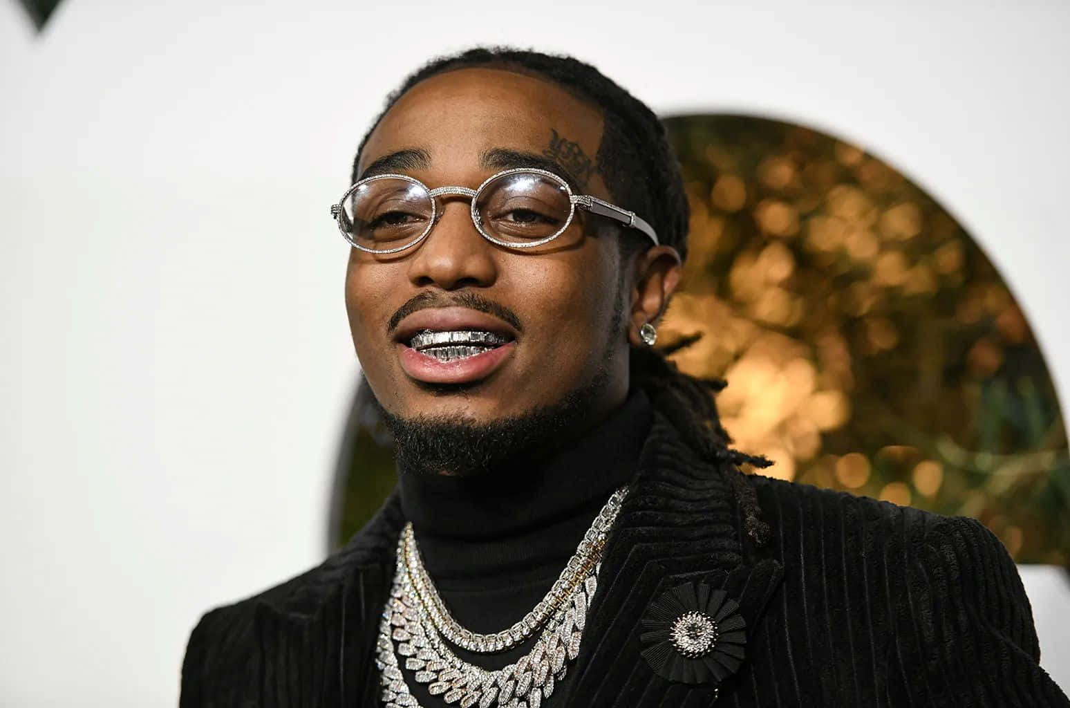 Quavo Glimlachend Met Sieraden Achtergrond