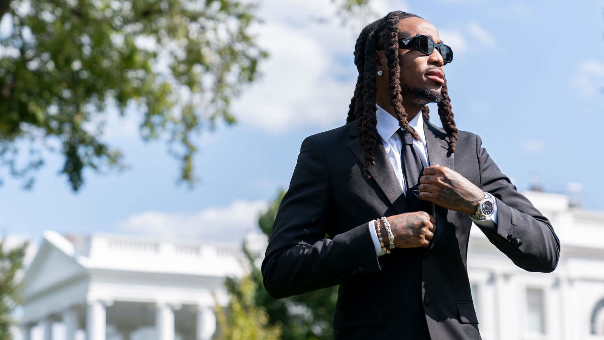 Quavo En Costume À La Maison Blanche Fond d'écran