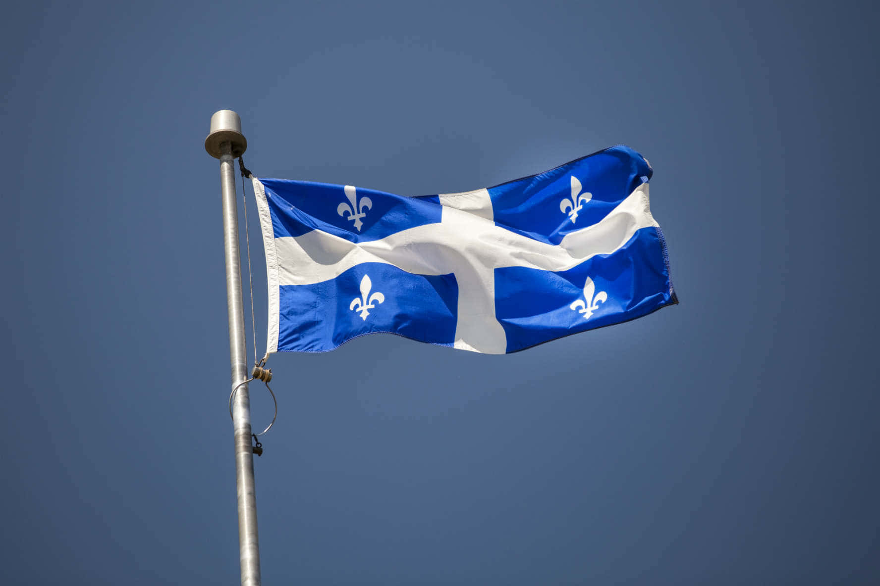 Bendera Fleurdelis Quebec Melawan Langit Biru Wallpaper