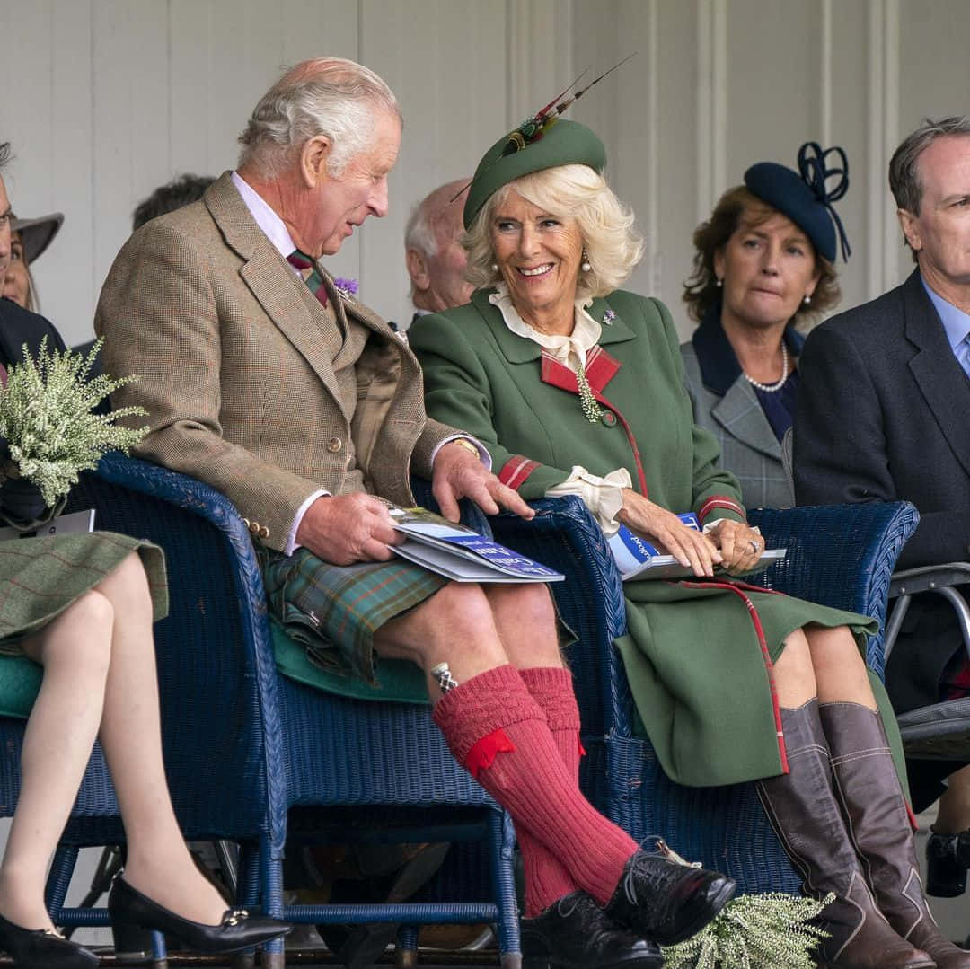 Dronning Camilla snakker med konge Charles Wallpaper