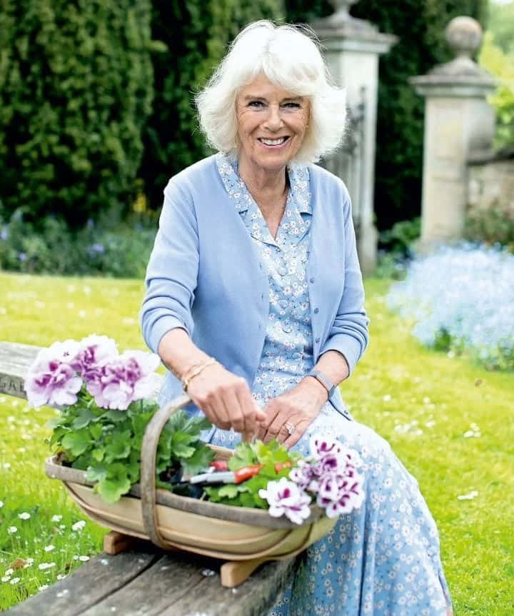 Drottningcamilla Med Blomkorg. (this Would Be An Appropriate Translation For A Computer Or Mobile Wallpaper That Features An Image Of Queen Camilla Holding A Flower Basket.) Wallpaper