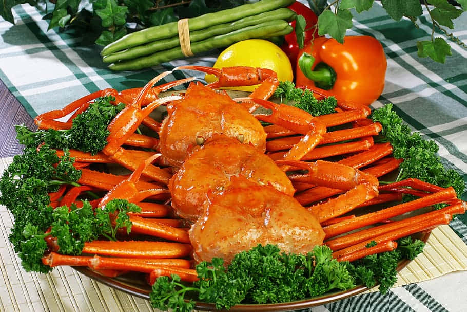 Queen Crab Dish Served With Vegetables Wallpaper