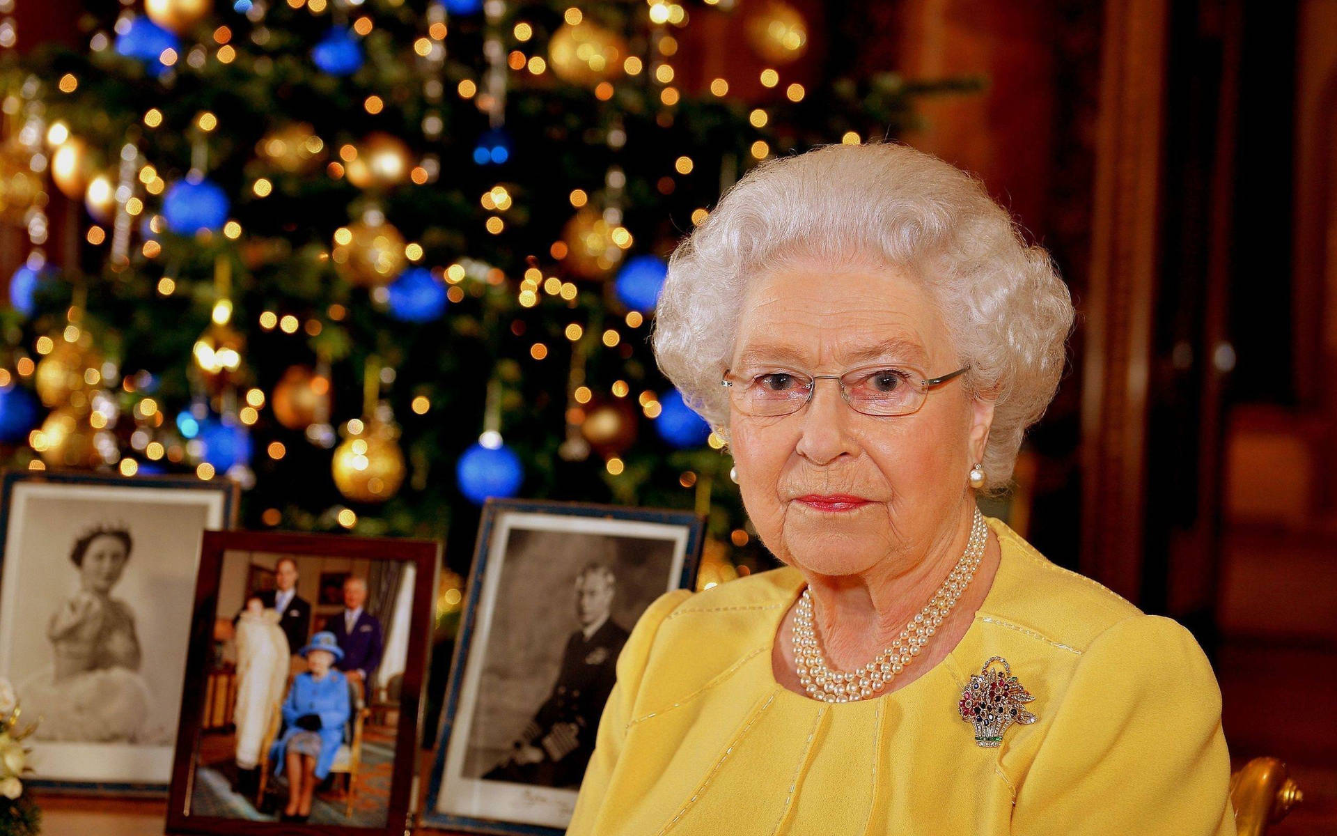 Queen Elizabeth Christmas Greeting Wallpaper