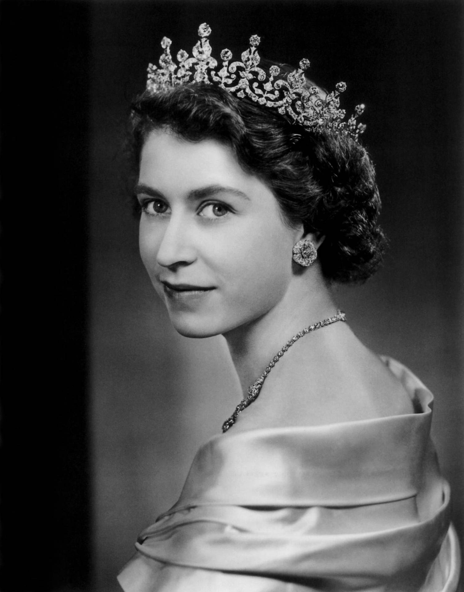 Queen Elizabeth Greyscale Portrait Wallpaper