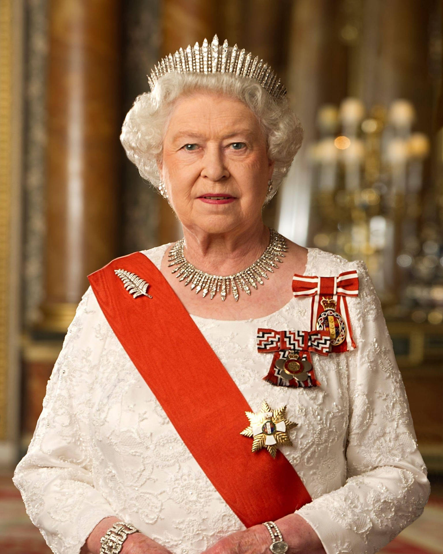 Queen Elizabeth In Elegant White Dress Wallpaper