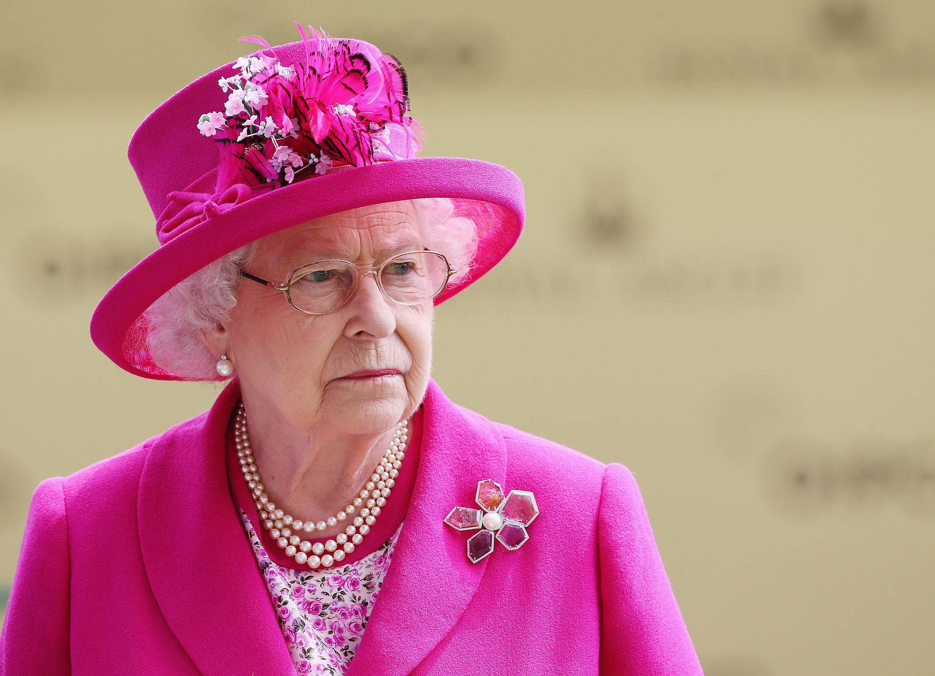 Queen Elizabeth In Fuchsia Pink Ensemble Wallpaper