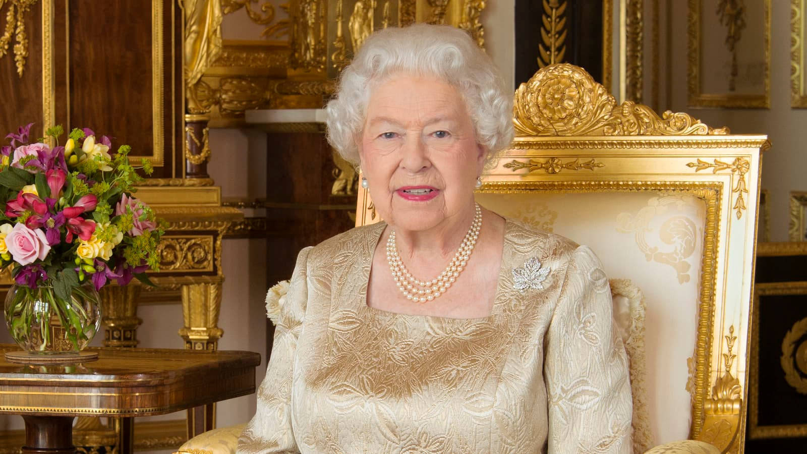 La Regina Elisabetta In Abito D'oro Sfondo