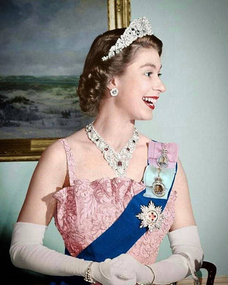 Dronning Elizabeth i pink satin kjole Wallpaper