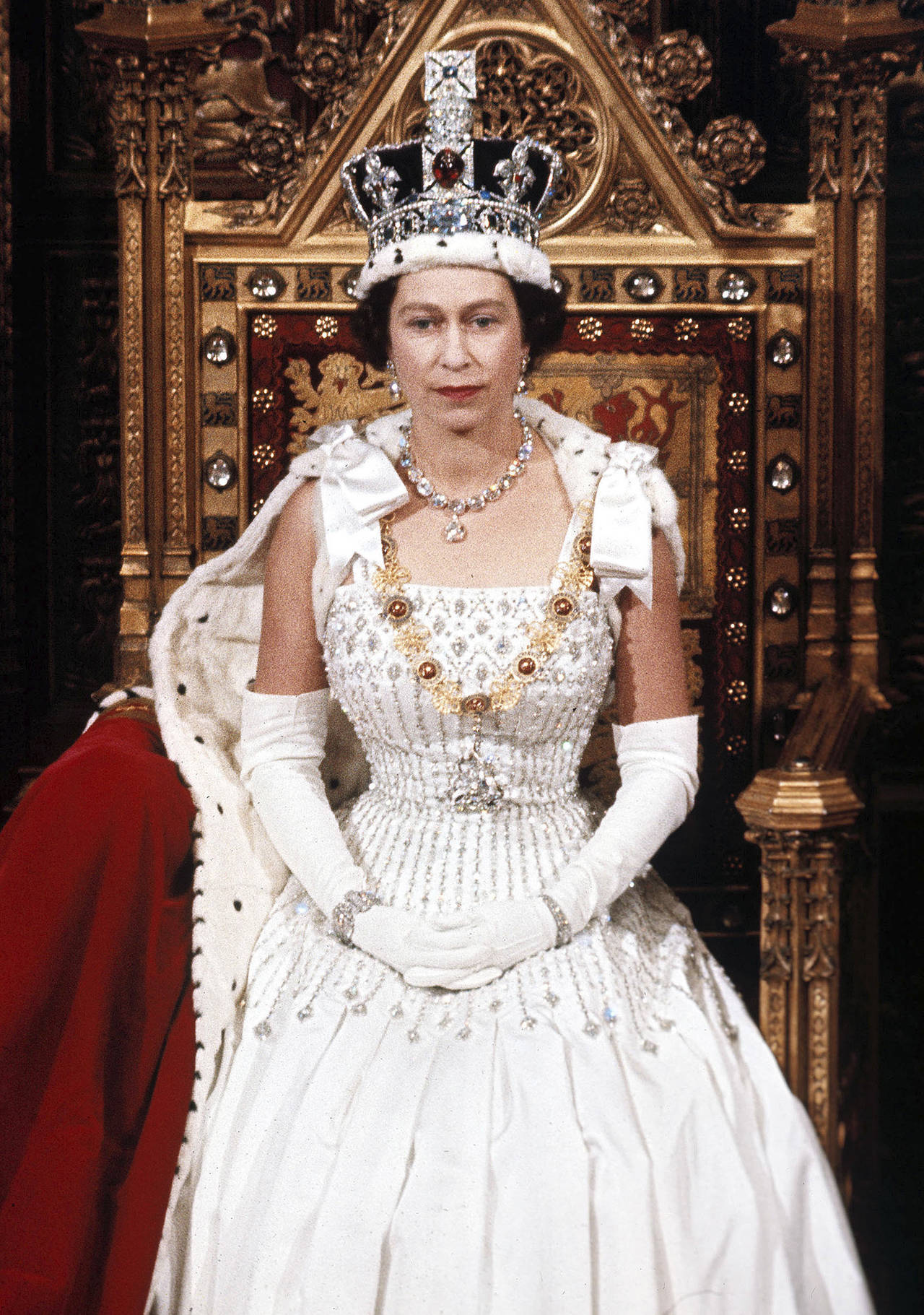 Queen Elizabeth On Her Throne Wallpaper