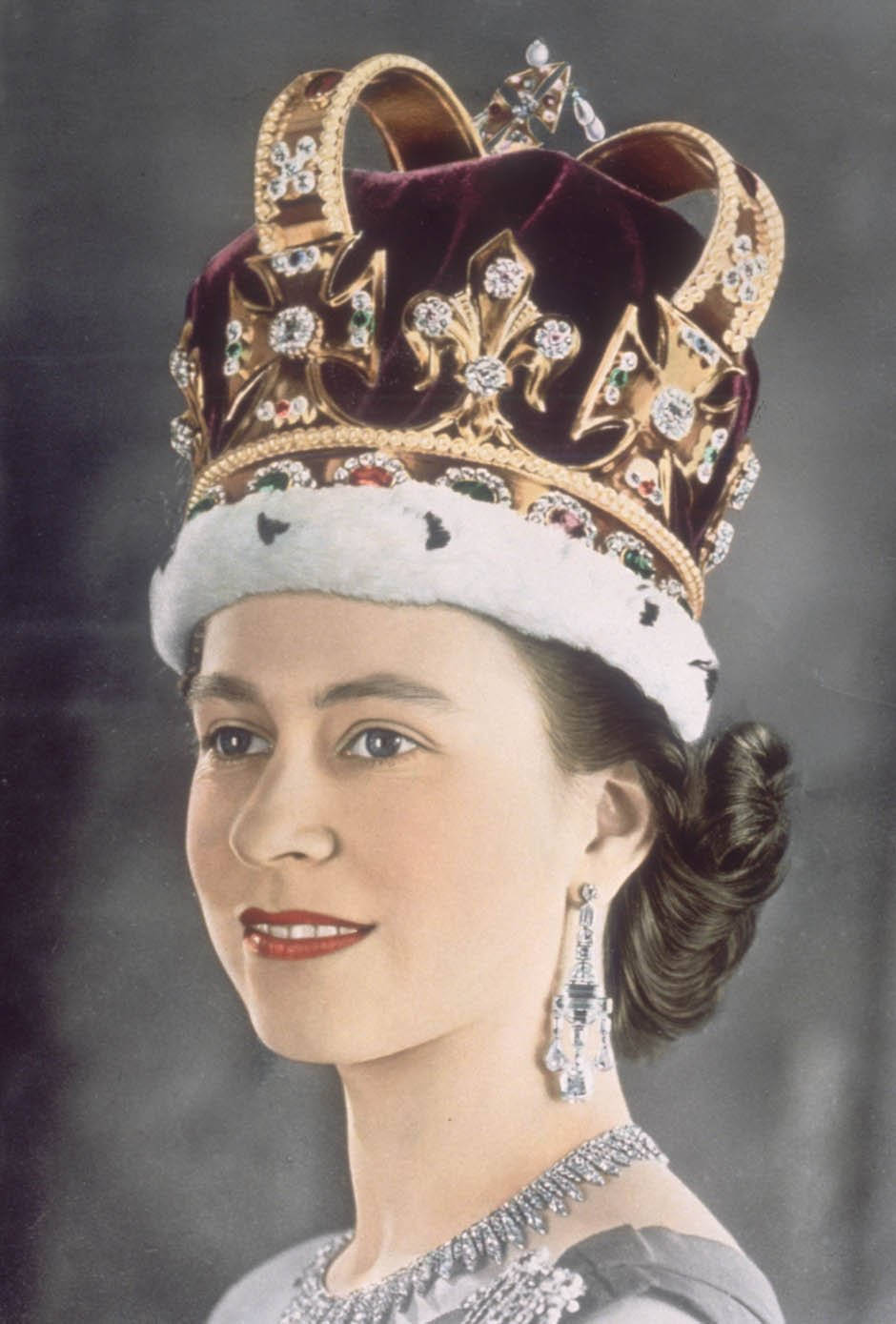 Queen Elizabeth Portrait With Crown Wallpaper
