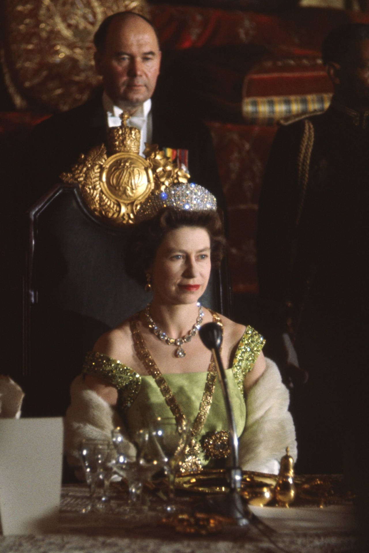 La Regina Elisabetta Indossa Una Corona Di Diamanti Sfondo