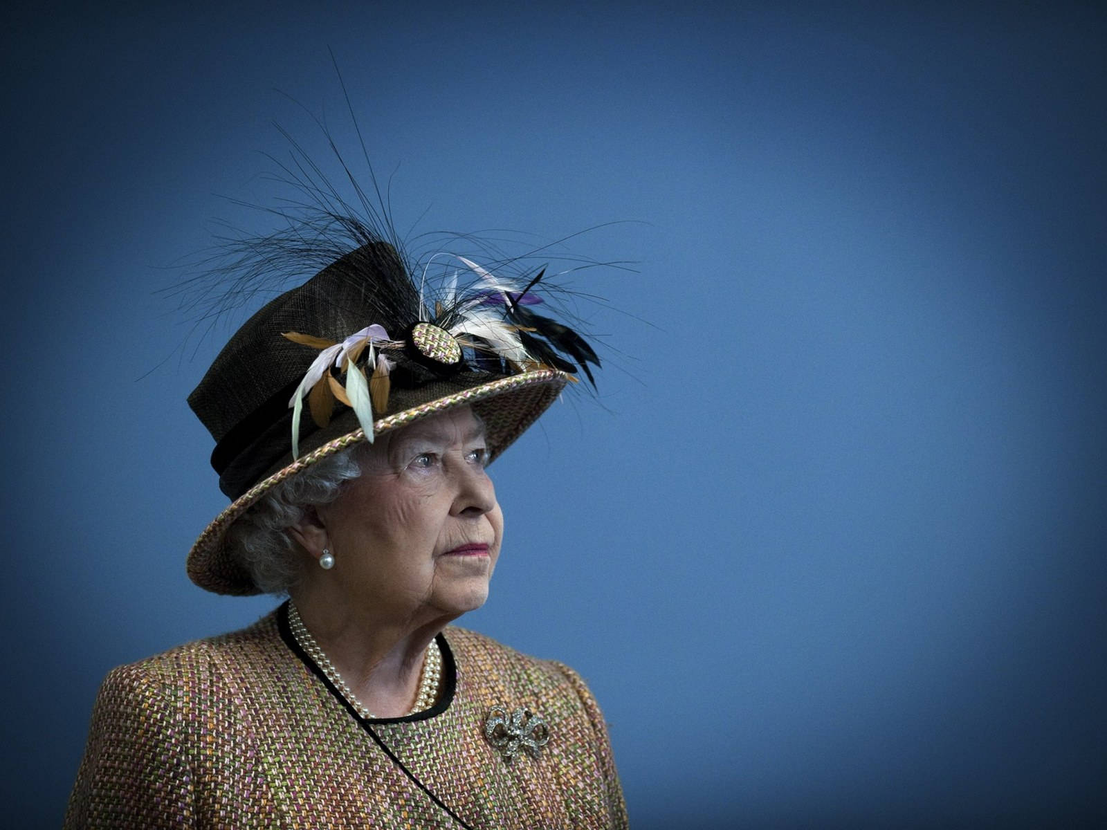 Queen Elizabeth Wearing A Fascinator Hat Wallpaper