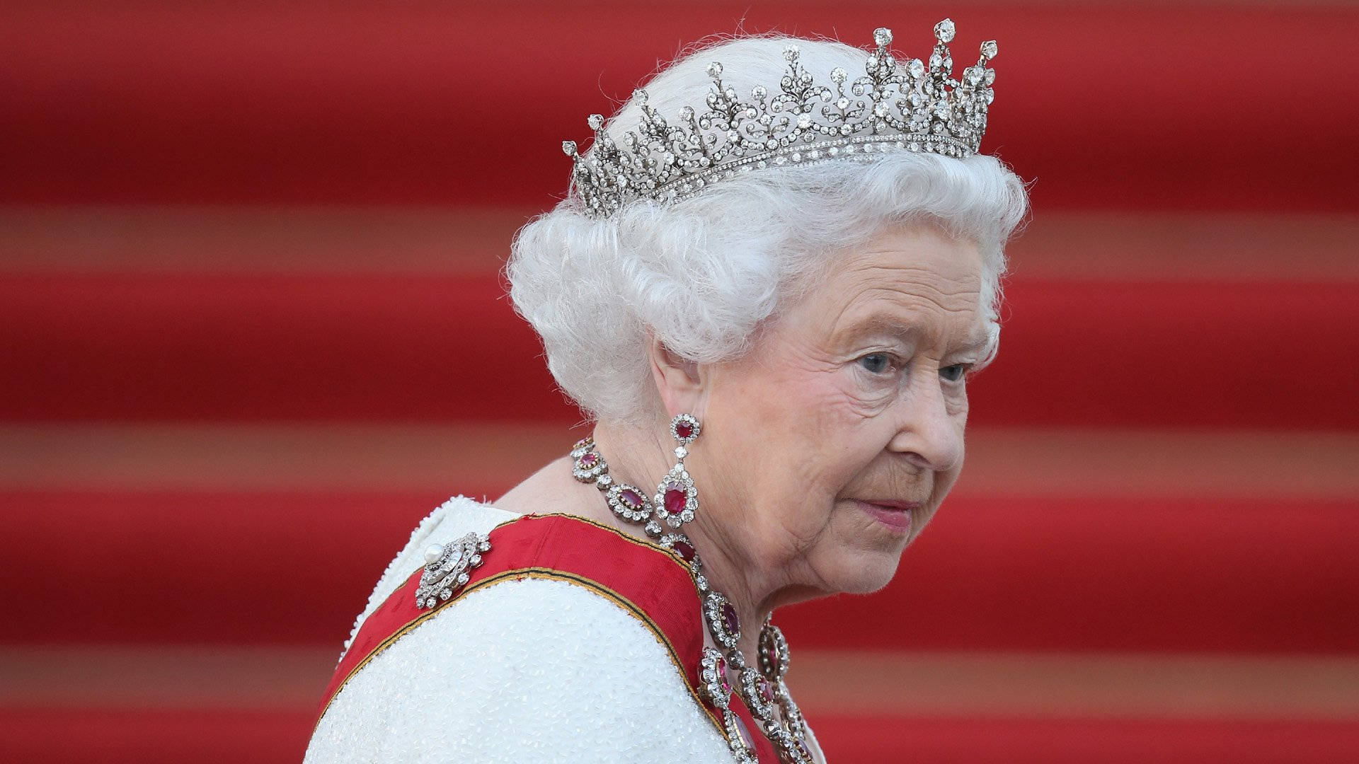 Queen Elizabeth Wearing Ruby Earring Wallpaper