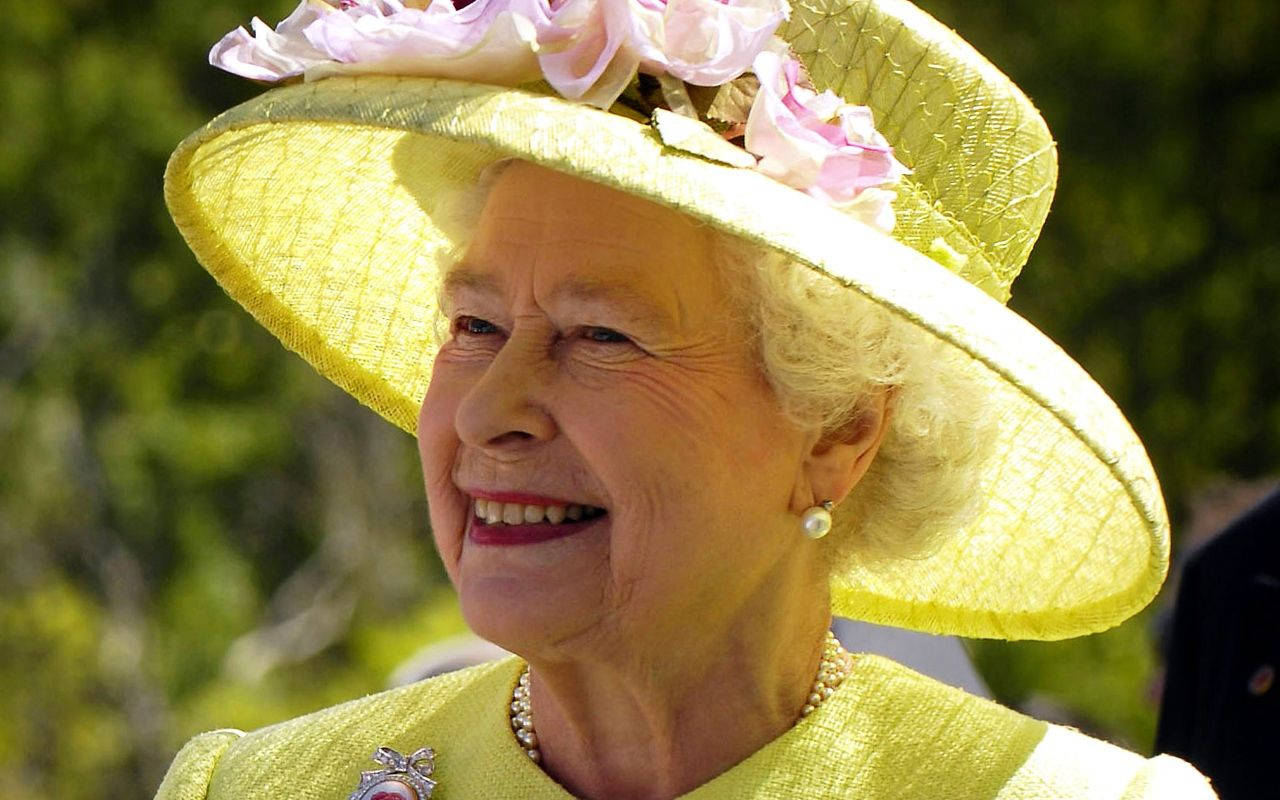 Queen Elizabeth Wearing Yellow Hat Wallpaper