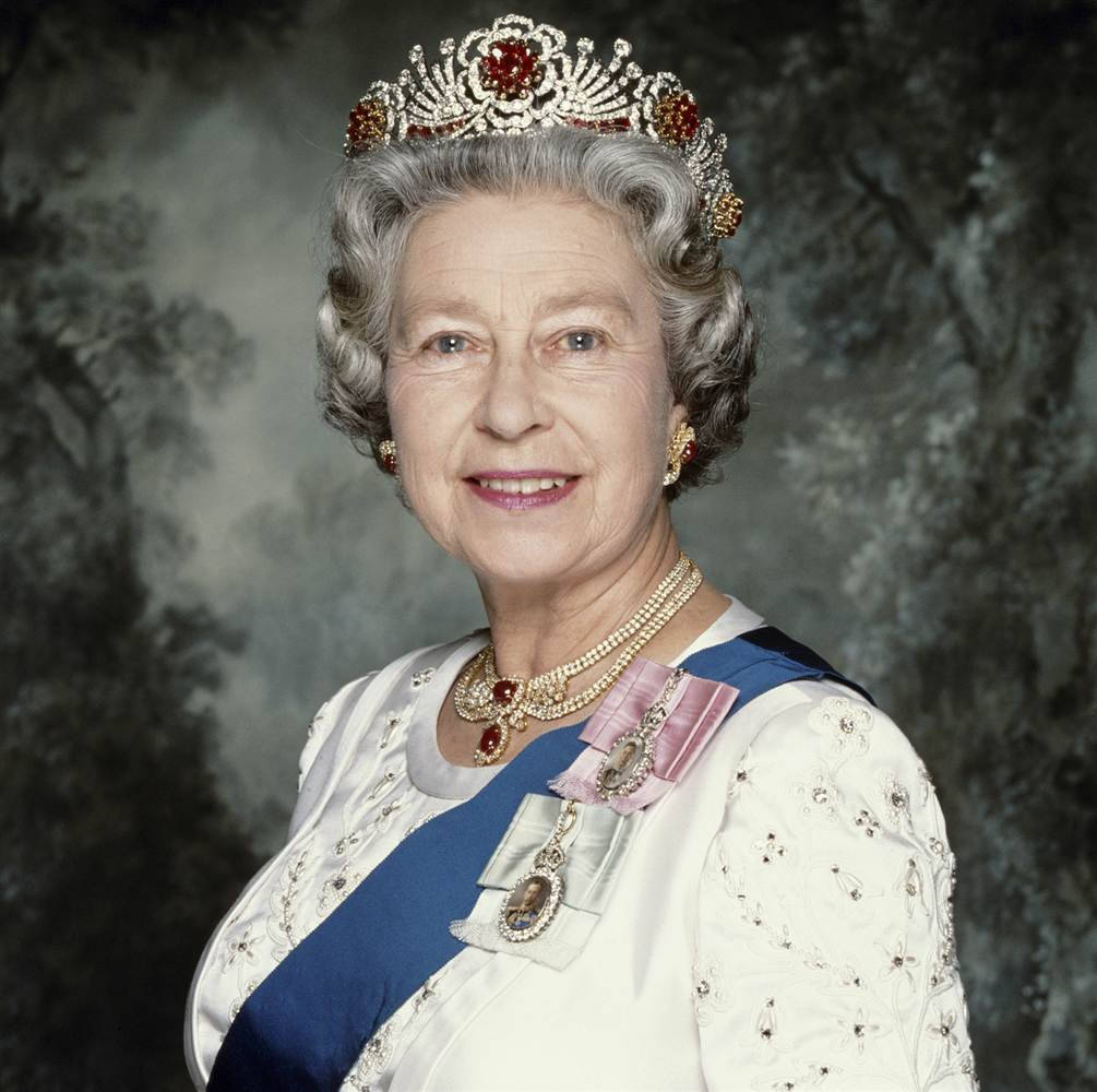 Queen Elizabeth With Dark Blue Sash Wallpaper
