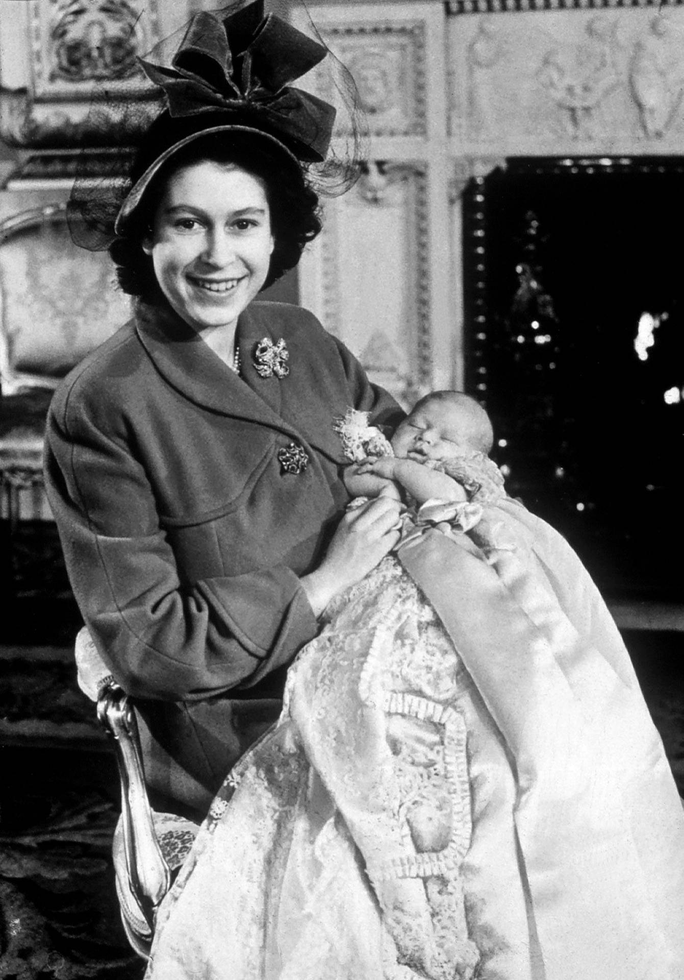 Queen Elizabeth With Daughter Wallpaper